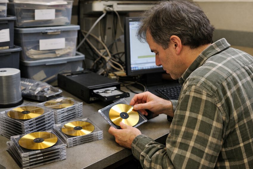 archival quality optical discs with gold reflective layer in protective jewel cases